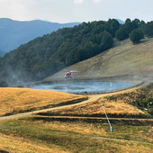 Incendi in montagna, a Bielmonte il Laghetto del Massaro diventa una risorsa per gli elicotteri antincendio (foto dalla pagina Facebook di Oasi Zegna) Incendi in montagna, a Bielmonte il Laghetto del Massaro diventa una risorsa per gli elicotteri antincendio (foto dalla pagina Facebook di Oasi Zegna)