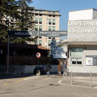 Scambia l’acqua con l’acido al bar: grave un uomo a Borgomanero
