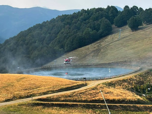 Incendi in montagna, a Bielmonte il Laghetto del Massaro diventa una risorsa per gli elicotteri antincendio (foto dalla pagina Facebook di Oasi Zegna) Incendi in montagna, a Bielmonte il Laghetto del Massaro diventa una risorsa per gli elicotteri antincendio (foto dalla pagina Facebook di Oasi Zegna)