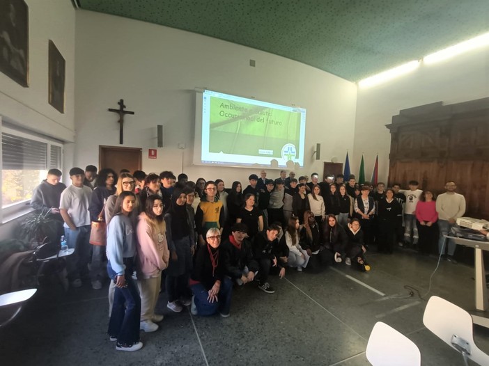 Vercelli: studenti trasformano la scuola in set per il “Progetto Ambiente: occupiamoci del futuro” Vercelli: studenti trasformano la scuola in set per il “Progetto Ambiente: occupiamoci del futuro”