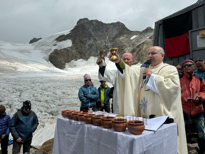 Monte Rosa, la Capanna Gnifetti celebra 150 anni di storia e ricorda i caduti del ghiacciaio  - Foto e video di Davide Finatti