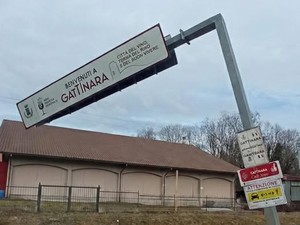 Gattinara, camion con gru urta il portale di benvenuto sulla Sp 142