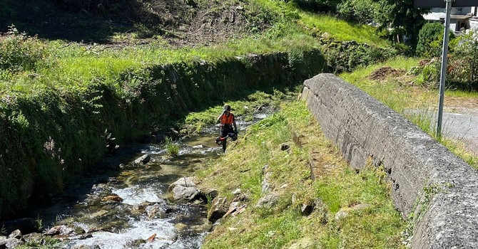 Quarona, pulite le sponde del torrente Cavaglia: intervento dell’AIB per la sicurezza del territorio