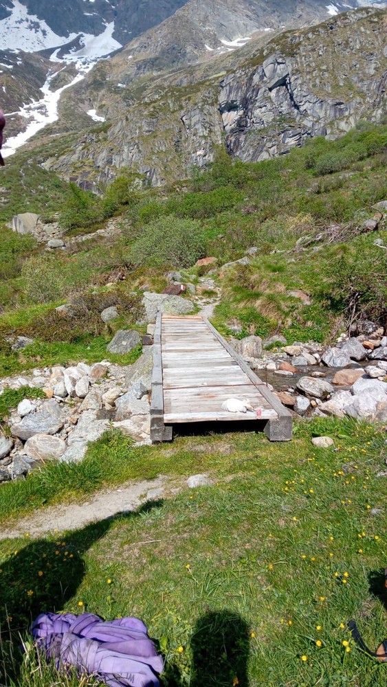 Sentiero 207, riposizionata la passerella verso l’Alpe Vigne e il Rifugio Barba-Ferrero