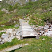 Sentiero 207, riposizionata la passerella verso l’Alpe Vigne e il Rifugio Barba-Ferrero