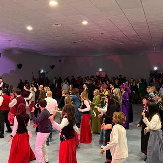 Musica, pubblico e tanta allegria: il Gran Ballo di Carnevale conquista Pray (foto di Pro Loco Pray)