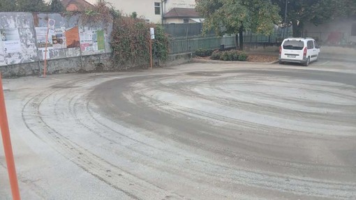 Quarona, pulizia straordinaria nel piazzale dietro le scuole elementari