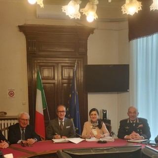 Truffe agli anziani, Vercelli avvia una nuova campagna di prevenzione: firmato il protocollo in Prefettura