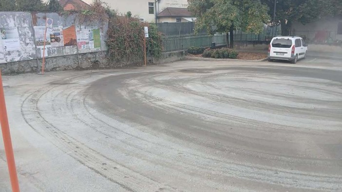 Quarona, pulizia straordinaria nel piazzale dietro le scuole elementari Quarona, pulizia straordinaria nel piazzale dietro le scuole elementari