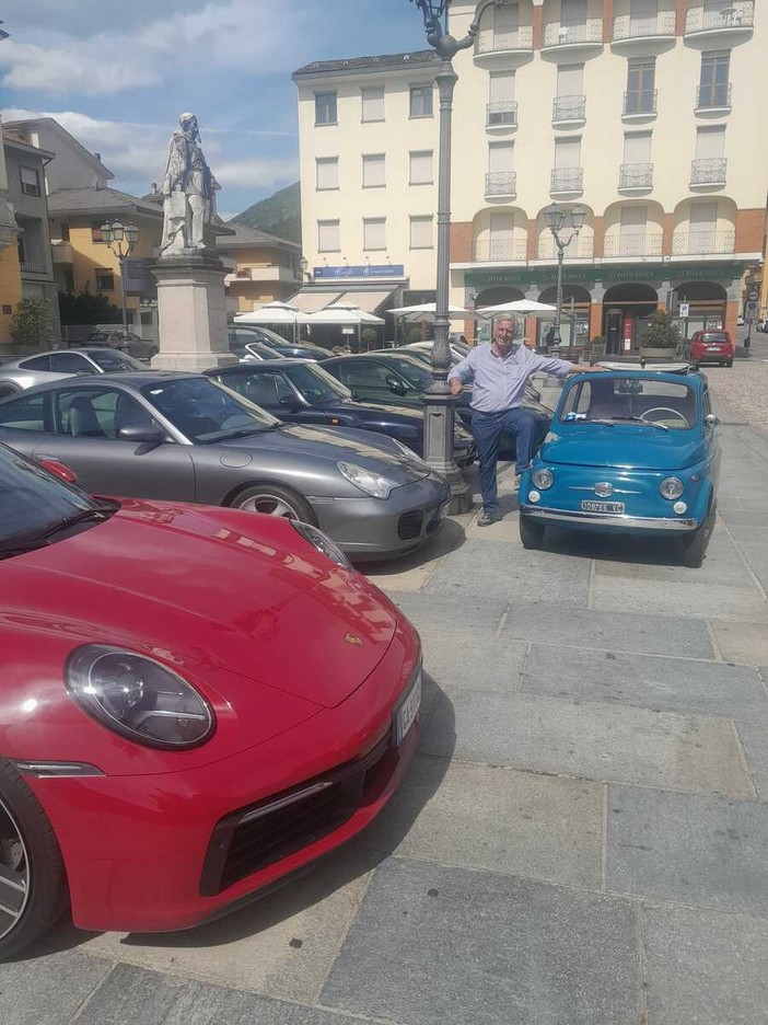 Porsche in piazza a Varallo: il raduno incontra anche la “mitica 500”