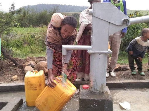 Donare l'acqua è donare la vita. Pozzi di acqua potabile per l’Africa e pasti per la popolazione VIDEO