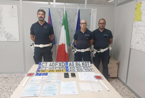 Tentano il colpo al centro Amazon con targhe false: sventato furto da 100mila euro a Vercelli