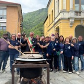A Varallo si è rinnovato l’appuntamento con la polenta concia in piazza Vittorio Emanuele II
