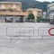 Quarona, pulizia in corso in piazza Combattenti: intervento sul selciato contro macchie e aloni