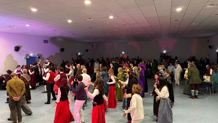 Musica, pubblico e tanta allegria: il Gran Ballo di Carnevale conquista Pray (foto di Pro Loco Pray)