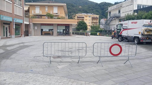 Quarona, pulizia in corso in piazza Combattenti: intervento sul selciato contro macchie e aloni Quarona, pulizia in corso in piazza Combattenti: intervento sul selciato contro macchie e aloni