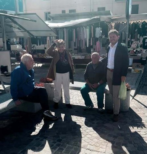 Quarona, Pietrasanta e l’assessore Gallotta tra i cittadini al mercato Quarona, Pietrasanta e l’assessore Gallotta tra i cittadini al mercato