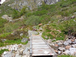 Sentiero 207, riposizionata la passerella verso l’Alpe Vigne e il Rifugio Barba-Ferrero