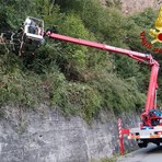 Varallo: Pianta sulla carreggiata lungo la strada per Morondo, intervengono i Vigili del Fuoco Varallo: Pianta sulla carreggiata lungo la strada per Morondo, intervengono i Vigili del Fuoco