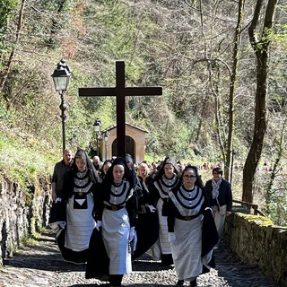 Varallo, grande partecipazione per la processione delle Pie Donne verso il Sacro Monte - foto di Ermanno Orsi