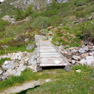 Sentiero 207, riposizionata la passerella verso l’Alpe Vigne e il Rifugio Barba-Ferrero