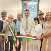 Borgosesia, gli Alpini donano una pedana riabilitativa all’ospedale