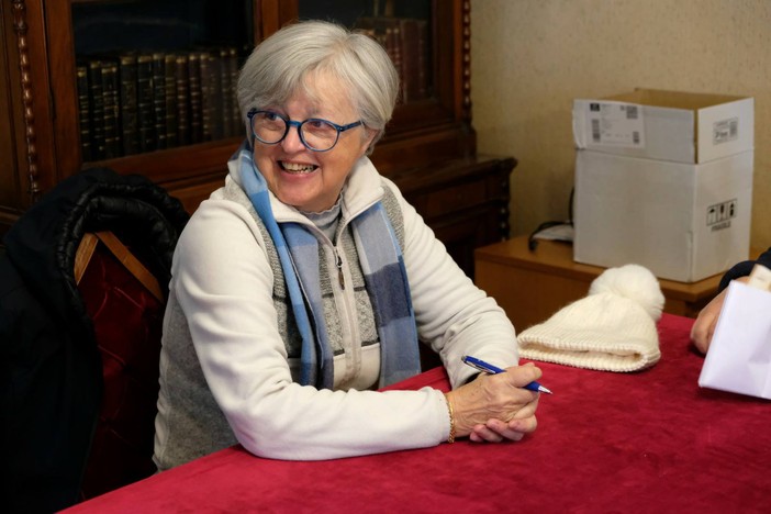 Fobello, sala consiliare piena per la presentazione de “La valle di smeraldo”: il ricavato sarà devoluto alla Pro Loco