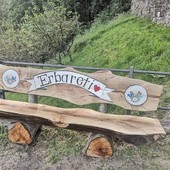 Sabbia: Una nuova panchina per Erbareti: il dono di una famiglia svizzera alla comunità