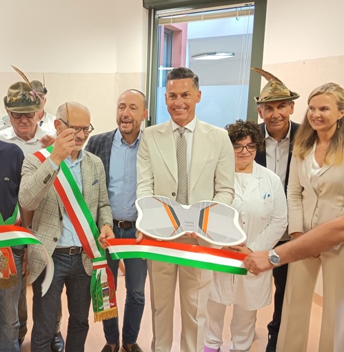 Borgosesia, gli Alpini donano una pedana riabilitativa all’ospedale Borgosesia, gli Alpini donano una pedana riabilitativa all’ospedale