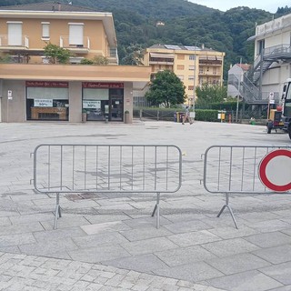 Quarona, pulizia in corso in piazza Combattenti: intervento sul selciato contro macchie e aloni