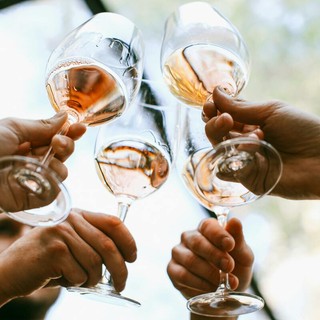 Scopri l'Universo del Prosecco: Da Bollicine Eleganti ad Aperitivi Sfiziosi