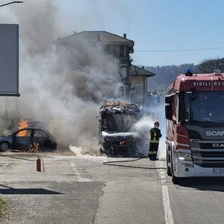 Pulmino in fiamme a Borgosesia: sono 3 i veicoli coinvolti