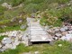 Sentiero 207, riposizionata la passerella verso l’Alpe Vigne e il Rifugio Barba-Ferrero