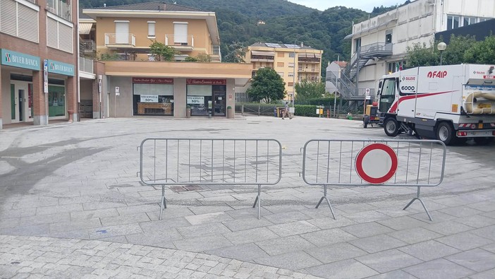 Quarona, pulizia in corso in piazza Combattenti: intervento sul selciato contro macchie e aloni Quarona, pulizia in corso in piazza Combattenti: intervento sul selciato contro macchie e aloni