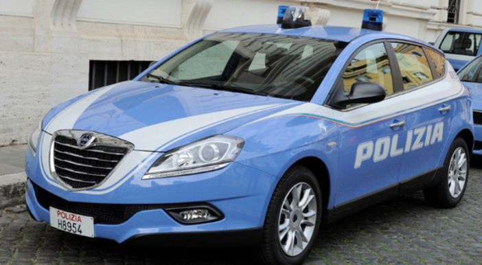 Truffa dello specchietto ad un anziano: due giovani denunciati dalla Polizia