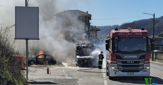 Pulmino in fiamme a Borgosesia: sono 3 i veicoli coinvolti
