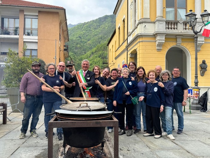 A Varallo si è rinnovato l’appuntamento con la polenta concia in piazza Vittorio Emanuele II