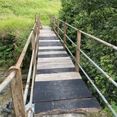 Valduggia, rifatto il ponticello sul sentiero ai piedi del Monte Fenera Valduggia, rifatto il ponticello sul sentiero ai piedi del Monte Fenera