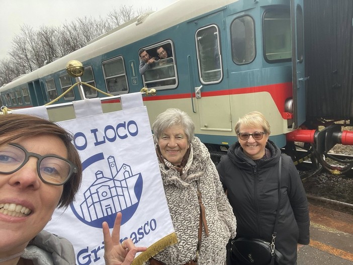 La littorina sulla Ferrovia della Valsesia incanta Grignasco: tra ricordi, saluti e il fischio del treno