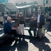 Quarona, Pietrasanta e l’assessore Gallotta tra i cittadini al mercato