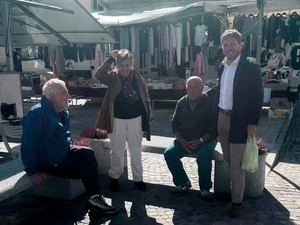 Quarona, Pietrasanta e l’assessore Gallotta tra i cittadini al mercato