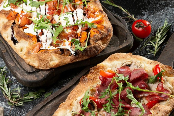 Pinsa precotta: come farcirla in modo creativo e veloce Pinsa precotta: come farcirla in modo creativo e veloce