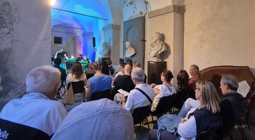 I &quot;Cabarettanti&quot; incantano il pubblico alla Biblioteca di Varallo: musica, memoria e solidarietà