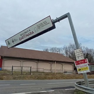 Gattinara, camion con gru urta il portale di benvenuto sulla Sp 142