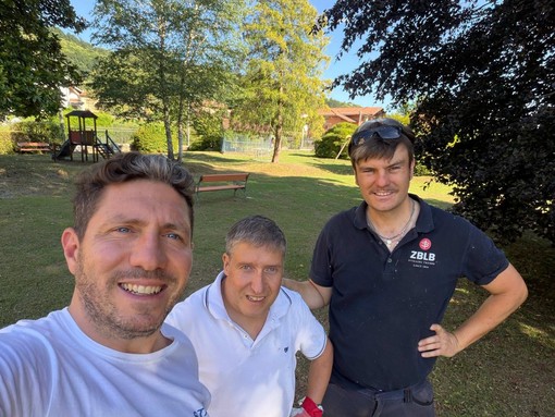 Quarona, due volontari al lavoro per il verde pubblico della Villa comunale Quarona, due volontari al lavoro per il verde pubblico della Villa comunale