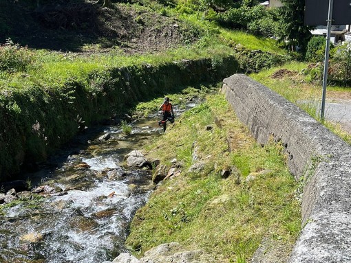 Quarona, pulite le sponde del torrente Cavaglia: intervento dell’AIB per la sicurezza del territorio