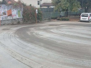 Quarona, pulizia straordinaria nel piazzale dietro le scuole elementari