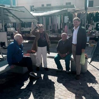 Quarona, Pietrasanta e l’assessore Gallotta tra i cittadini al mercato