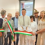 Borgosesia, gli Alpini donano una pedana riabilitativa all’ospedale