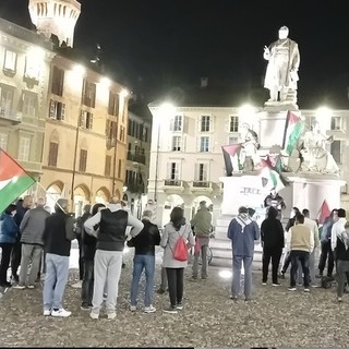 Borgosesia, flash mob per i sanitari uccisi a Gaza. Venerdì giornata di sciopero
